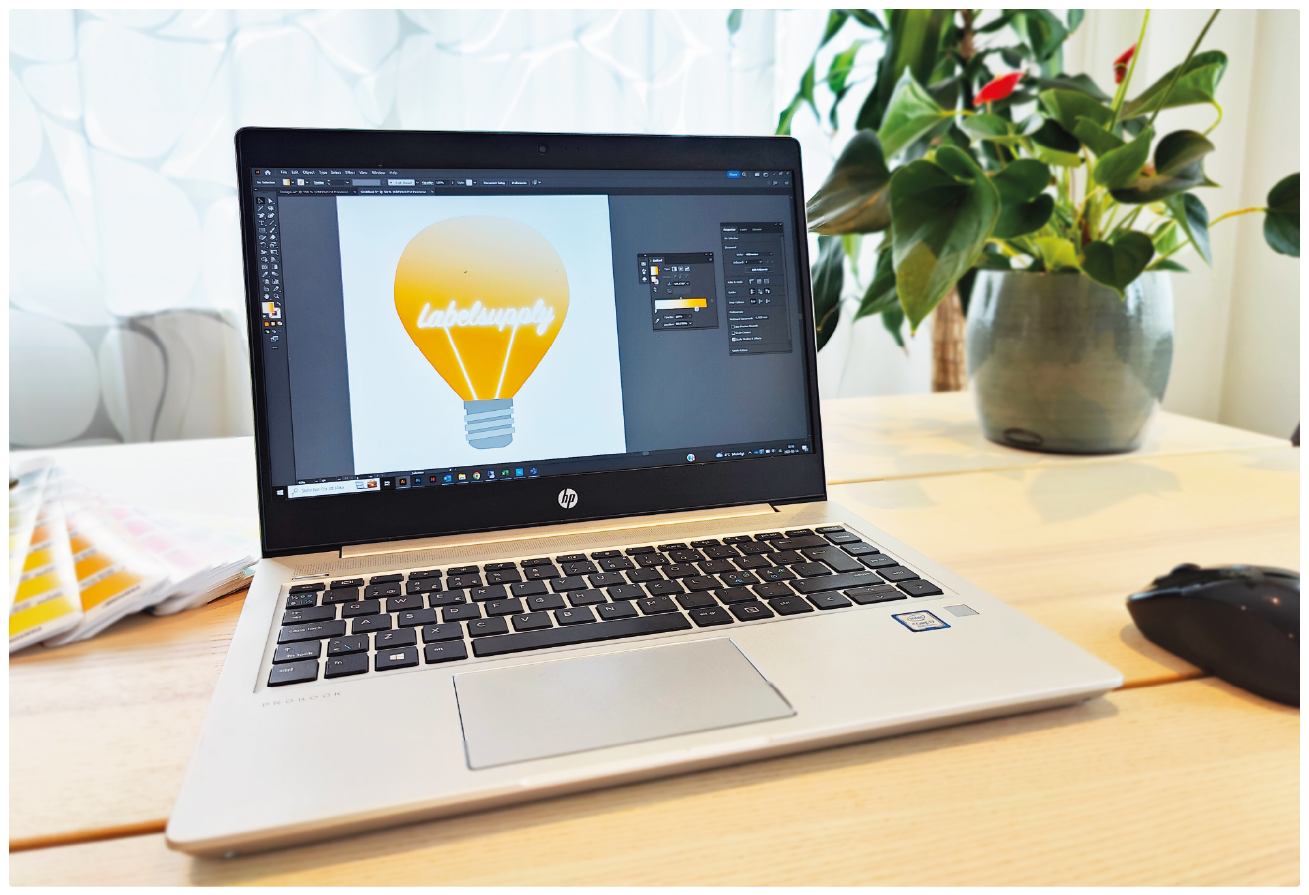 Professionell etiketdesign på laptop